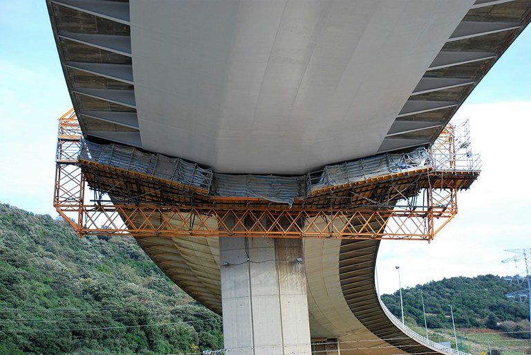 Plataforma móvil motorizada para rehabilitar el puente de La Arena