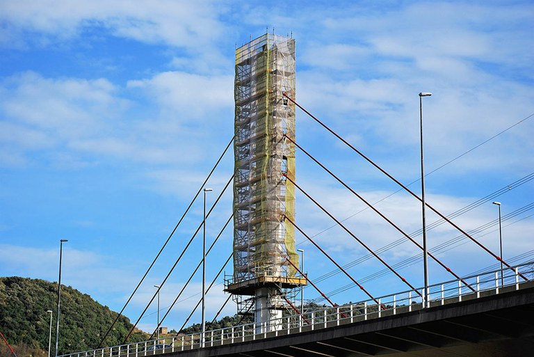 Plataforma móvil motorizada para rehabilitar el puente de La Arena