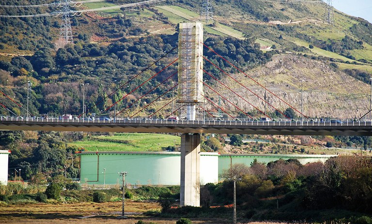 Plataforma móvil motorizada para rehabilitar el puente de La Arena