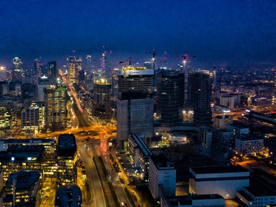 Skyliner, la nueva torre que ilumina la noche de Varsovia