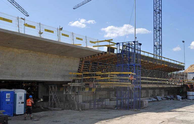 Tecnología de encofrado para dos puentes empujados en Polonia