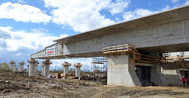 Tecnología de encofrado para dos puentes empujados en Polonia