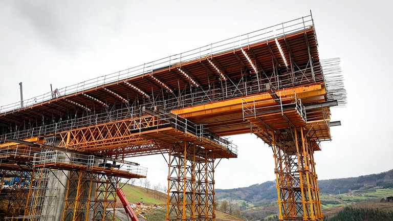 Reutilización del material al máximo y reducción del plazo de ejecución en el viaducto de Zumelegi