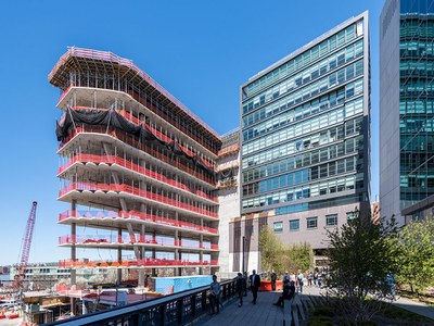 Vistas al río Hudson desde un edificio de geometría única