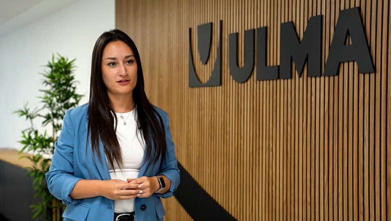 Cristina Castellanos, Administrativa Comercial, España